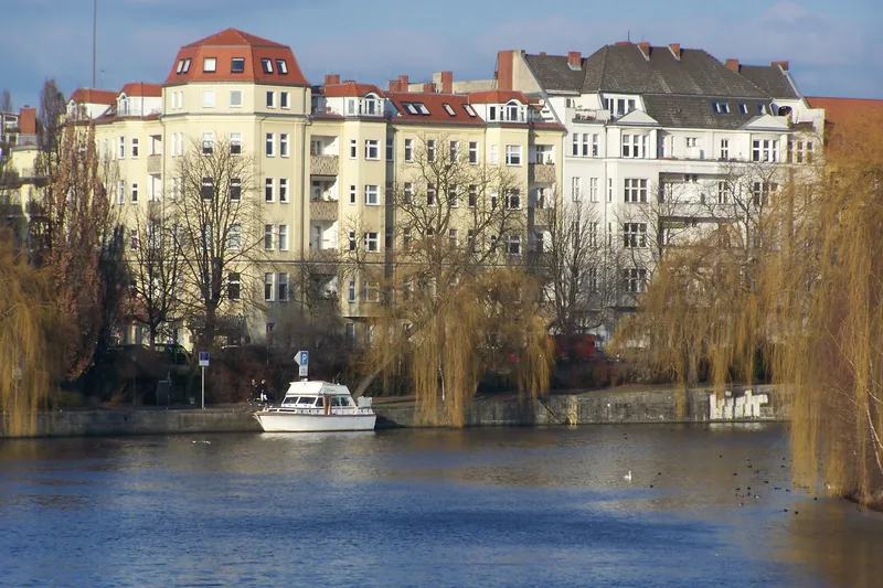 Tiergarten-Spreeufer: große Altbauwohnung — photo 1